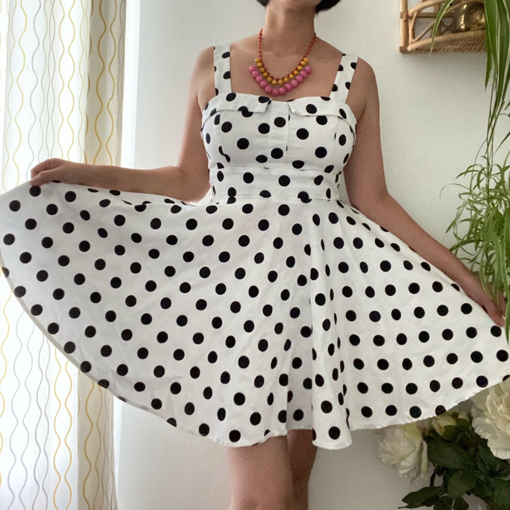 Sakura Cute Retro looking polka dots black&white skirt☀️